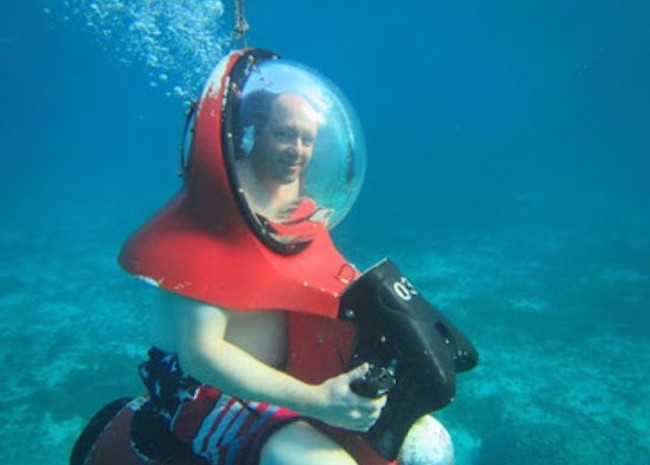 Raymond diving in the shore of Cozumel on his Mini Submarine.